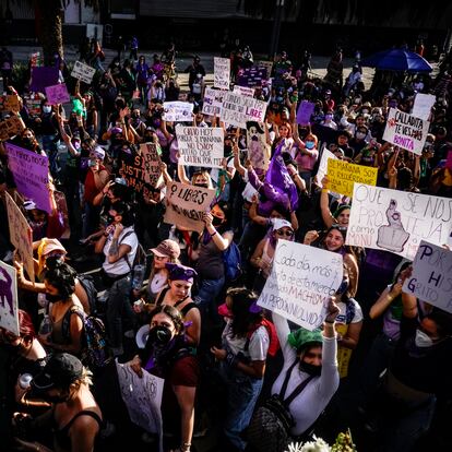 Miles de mujeres marcharon en Ciudad de México para conmemorar el Día Internacional de la Mujer y exigir el cese a la violencia de género, el 8 de marzo de 2022. 