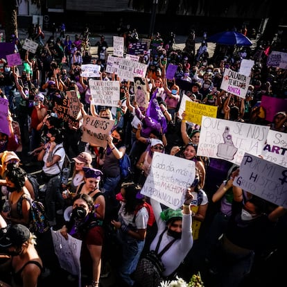 Miles de mujeres marcharon en Ciudad de México para conmemorar el Día Internacional de la Mujer y exigir el cese a la violencia de género, el 8 de marzo de 2022.