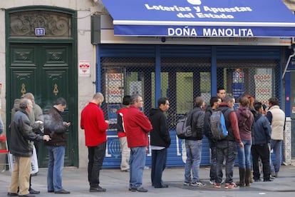 Colas a la puerta Doña Manolita, la popular administración de Loterías madrileña, antes de su apertura.