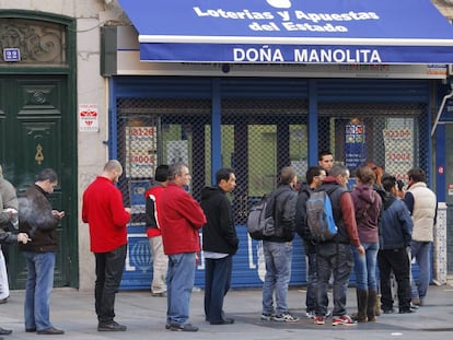 Clientes hacen cola antes de la apertura de Doña Manolita, en una imagen de archivo.