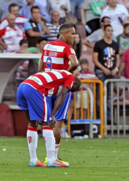 Los jugadores del Granada El- Arabi e Ighalo al término del partido contra el Almería.