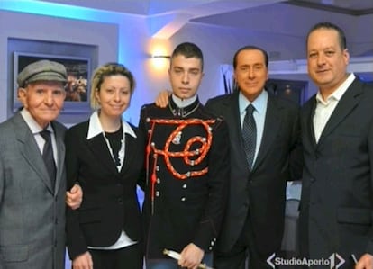 Berlusconi no dudó en fotografiarse con los invitados de Noemi. El primer ministro ha recibido recientemente críticas de los obispos italianos, quienes critican el "abrazo mortífero entre política y espectáculo"