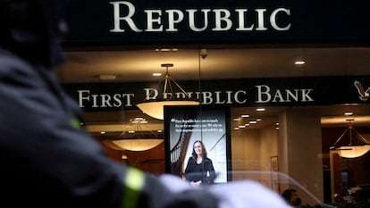 FILE PHOTO: A First Republic Bank branch is pictured in Midtown Manhattan in New York City, New York, U.S., March 13, 2023. REUTERS/Mike Segar/File Photo/File Photo