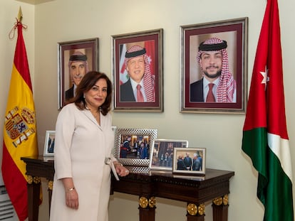 La embajadora de Jordania en España, Areej Hawamdeh, en su residencia oficial en Madrid con los retratos de los mandatarios de su país.