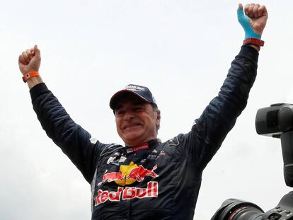 Sainz celebra su victoria en el Rally Dakar.