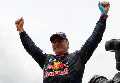 Sainz celebra su victoria en el Rally Dakar.