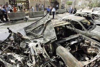 La explosión de un coche bomba ayer en una calle de Bagdad causó dos muertos, uno de ellos policía.