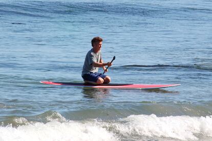 El actor Sean Penn es también muy aficionado a practicar paddle board. Aquí, en la playa de Malibu, Los Angeles.