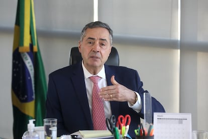 O ministro Barroso em reunião com presidentes de TREs, em 1º de Maio.