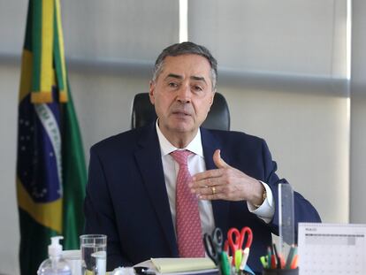 O ministro Barroso em reunião com presidentes de TREs, em 1º de Maio.