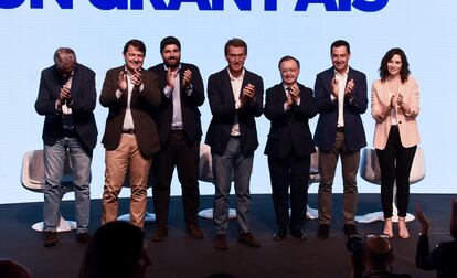 Núñez Feijóo (en el centro), con los seis presidentes autonómicos del PP, el sábado en la reunión interparlamentaria popular en Toledo.