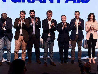 Núñez Feijóo (en el centro), con los seis presidentes autonómicos del PP, el sábado en la reunión interparlamentaria popular en Toledo.