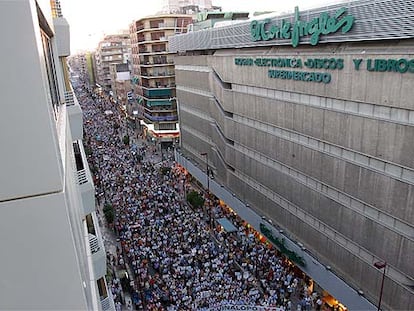 Vista íntegra de la manifestación desde uno de los edificios de la avenida Maisonnave de Alicante.
