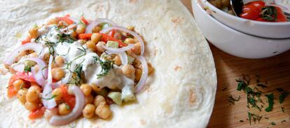 Esta ensalada de garbanzos es perfecta para meterla en el táper