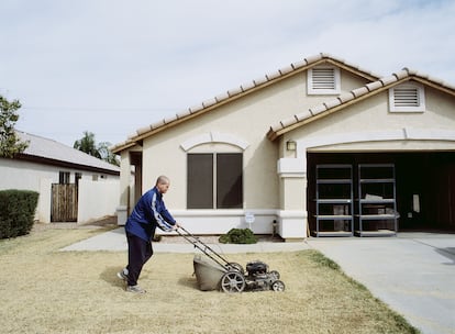 'Chandler, Arizona de Mowing the Lawn portfolio', (2006) de Greg Stimac del Museum of Contemporary Photography, Columbia College Chicago.