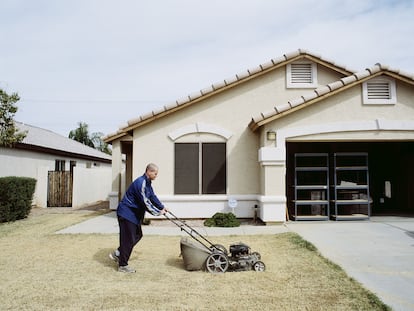 'Chandler, Arizona de Mowing the Lawn portfolio', (2006) de Greg Stimac del Museum of Contemporary Photography, Columbia College Chicago.