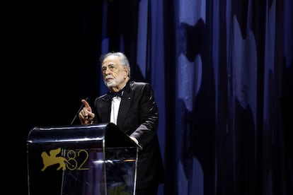 Francis Ford Coppola habla en el atril  mientras presenta el León de Oro a la Trayectoria Artística al cineasta alemán Werner Herzog, durante la ceremonia inaugural de la 82.ª edición del Festival de Cine de Venecia.