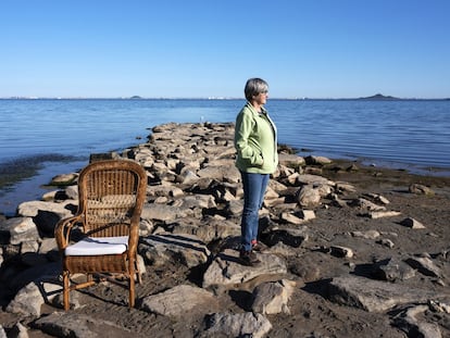 Isabel Rubio, de la asociación ciudadana Pacto por el Mar Menor, en la playa de Los Alcázares (Murcia).