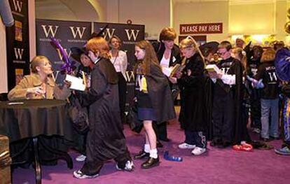 J. K. Rowling firma ejemplares de su ltimo libro en los almacenes Waterstones de Edimburgo.