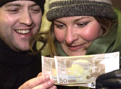 La Nochevieja del 2001, además de dar la bienvenida a 2002, sirvió para recibir al euro. Los ciudadanos de la zona euro se pagaron la fiesta con billetes y monedas nuevas, iguales en todos los países de la zona -salvo por los distintivos nacionales de las monedas. Los españoles pasamos de tener en el bolsillo billetes de mil, cinco mil y diez mil pesetas a meter en la cartera billetes de cinco, diez, veinte o cincuenta euros. En incluso de 100, 200 y 500 euros. ¡Un billete de 83.000 pesetas!