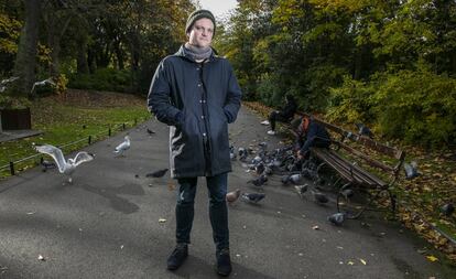 Mark O’Connell fotografiado en el parque St. Stephen’s, en Dublín. 