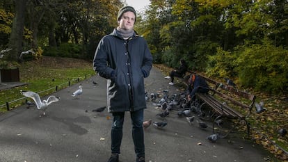 Mark O’Connell fotografado no parque St. Stephen’s, em Dublin.