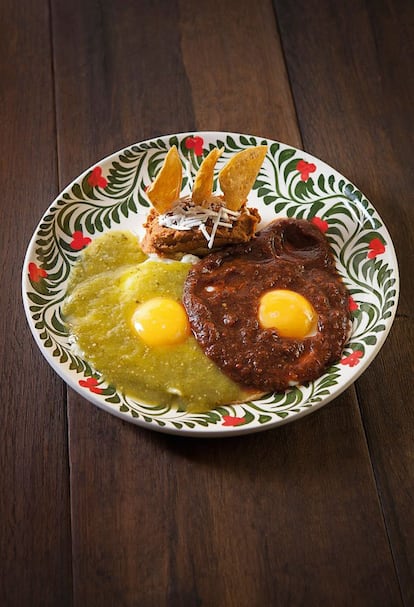 <p><i>Huevos fritos con dos salsas. Región: Todas</i></p><p> <b> Ingredientes</b></p><p> Para 6 personas: aceite vegetal para freír, 12 huevos, sal marina, 200 gramos de salsa de tomate verde cruda, 200 gramos de salsa de tomate roja cruda, frijoles refritos, queso rallado, totopos (tortillas de maíz tostadas conocidas como nachos en España). </p><p><b> Preparación</b></p><p> <i>Tiempo: 15 minutos. Cocción: otros 15 minutos. </i></p><p> 1. Calentar 2 cucharadas de aceite en una sartén. Freír los huevos a fuego medio-bajo hasta que cuaje la clara. 2. Salar y colocar 2 huevos en cada plato. Verter una cucharada generosa de salsa verde sobre la clara de uno y otra de salsa roja sobre la clara del otro. 3. Añadir una cucharada de frijoles refritos entre los dos huevos y adornar con queso rallado y totopos. Servir de inmediato.</p>