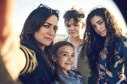 Pamela Adlon, creadora de la serie ‘Better things’, se hace un selfi con sus tres hijas en la ficción. La realidad siempre es otra cosa.
