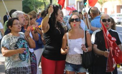 Trabajadores de la cafetería de la Asamblea protestan a las puertas del hemiciclo.