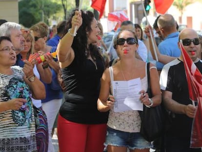 Trabajadores de la cafeter&iacute;a de la Asamblea protestan a las puertas del hemiciclo. 