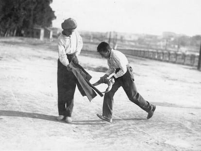 Niños ensayan pases taurinos en un lugar rural de España, alrededor de 1950.