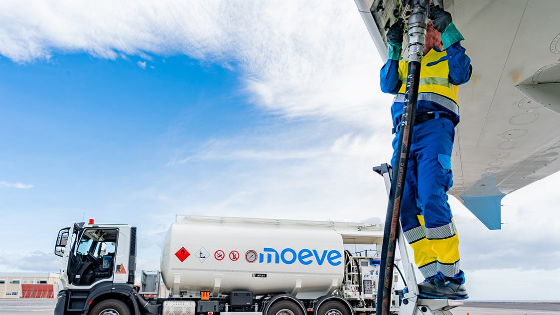 Moeve se alía con la alemana Skytanking para competir por el repostaje a aviones en los aeropuertos de Aena