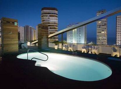 Piscina en la azotea del hotel Agir, con los rascacielos de Benidorm al fondo.