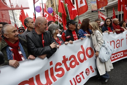 A la izquierda de la imagen, los secretarios generales de CCOO y UGT, Unai Sordo y Pepe Álvarez, miran a la vicepresidenta segunda del Gobierno y ministra de Trabajo, Yolanda Díaz (con abrigo blanco), durante la manifestación del Primero de Mayo en Madrid.
