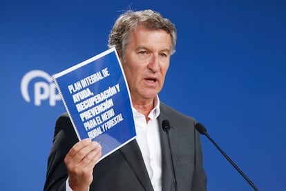 El líder del PP, Alberto Núñez Feijóo comparece tras la reunión del Comité de Dirección del PP celebrada este lunes en la sede de la calle Génova, y presenta el 'plan integral de ayuda, recuperación y prevención para el medio rural'.
