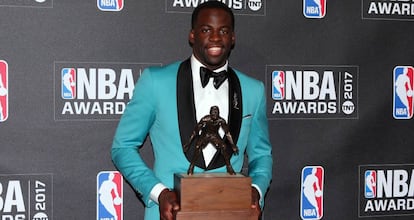 Draymond Green, com o prêmio de melhor defensor.