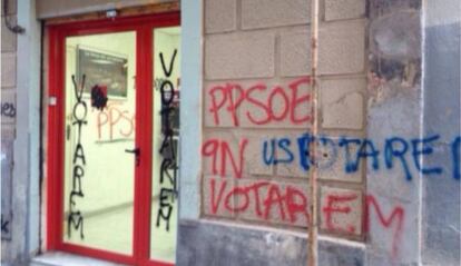 Pintadas en la sede del PSC en el barrio de Les Corts, en Barcelona.