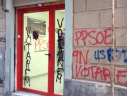 Pintadas en la sede del PSC en el barrio de Les Corts, en Barcelona.