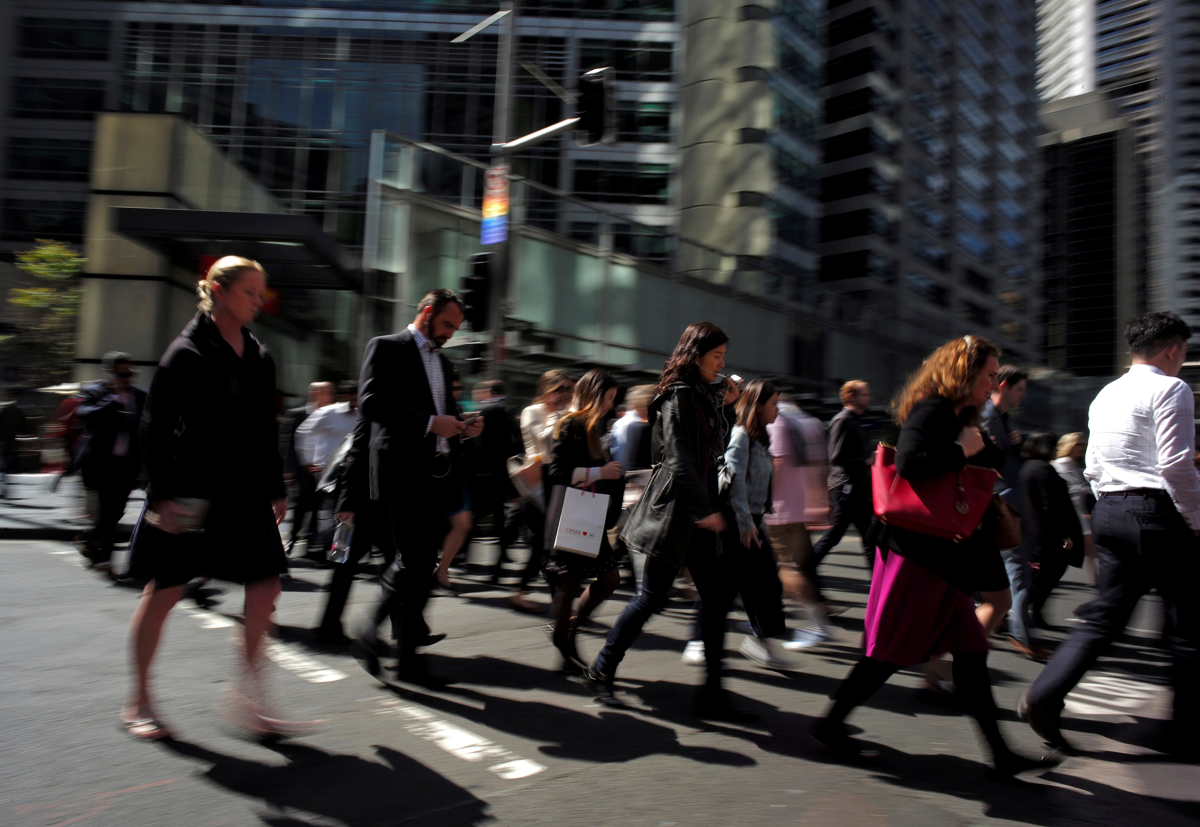 Qué mueve a los trabajadores a buscar otro empleo: más sueldo en Estados Unidos y miedo al despido en Europa