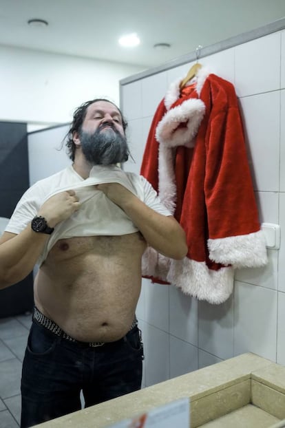 David Prados Fernández (44 años). Profesión: especialista de cine, actor y electricista. Centro Comercial Plaza Aluche, Madrid. 2018. "De pequeño no disfruté de la Navidad ni monté un Belén, ahora puedo hacerlo a través de la ilusión de los pequeños o no tan pequeños".