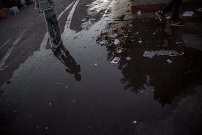 Los niños de El Chaparral no tienen acceso a la educación. Pasan sus días jugando entre la basura y los charcos de agua que la lluvia deja. De vez en cuando alguna organización les trae juguetes, mantas y ropa.