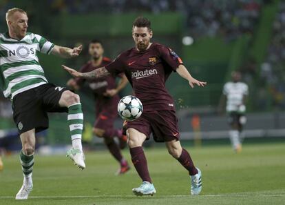 Messi controla el balón ante Mathieu.