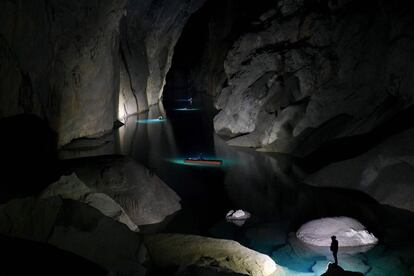 Un grupo reducido de turistas visita la cueva Son Doong, una de las más grandes del mundo, en la provincia Quang Binh (Vietnam).