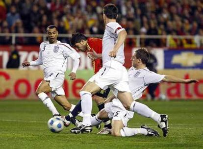 Villa dispara y consigue el primer gol de España. Junto a él, Jagielka, en el suelo, Cole, al fondo, y Terry.