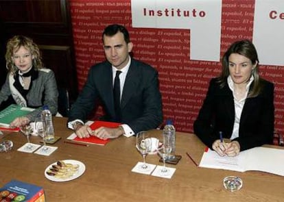 Los Príncipes de Asturias, junto a la secretaria de Estado de Cooperación Internacional, Leire Pajín, en el Instituto Cervantes.