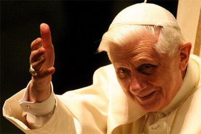 El papa Benedicto XVI, durante la Audiencia General de los miércoles celebrada en el aula Pablo VI del Vaticano.