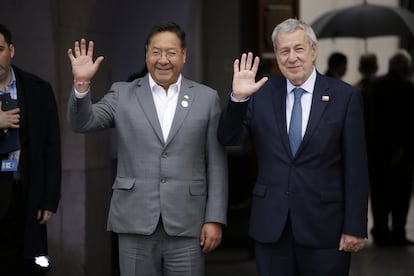 El presidente de Bolivia, Luis Arce, junto al canciller chileno Alberto Van Klaverenen.