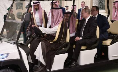 El rey Salmán de Arabia Saudí y el presidente ruso, Vladímir Putin, este lunes en Riad.