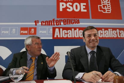 Pedro Castro comparte un acto de partido con Tomás Gómez en octubre de 2008.