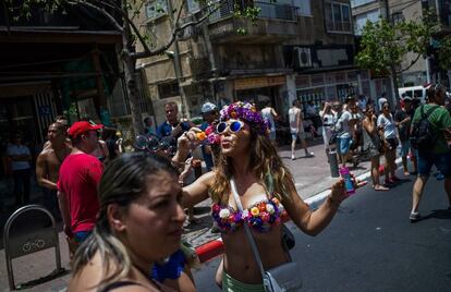 Ambiente festivo durante la celebración del Orgullo Gay en Tel Aviv (Israel).